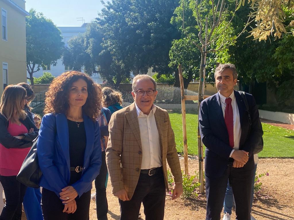 Il consigliere metropolitano delegato all'Istruzione Alessandro Balletto con il dirigente scolastico Valentino Pusceddu e l'assessora Marina Adamo