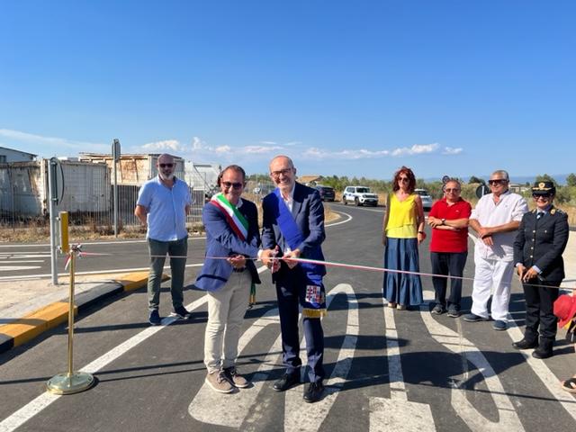 Il sindaco metropolitano Paolo Truzzu (a sinistra) e il sindaco di Capoterra Beniamino Garau tagliano il nastro durante l'inaugurazione della circonvallazione