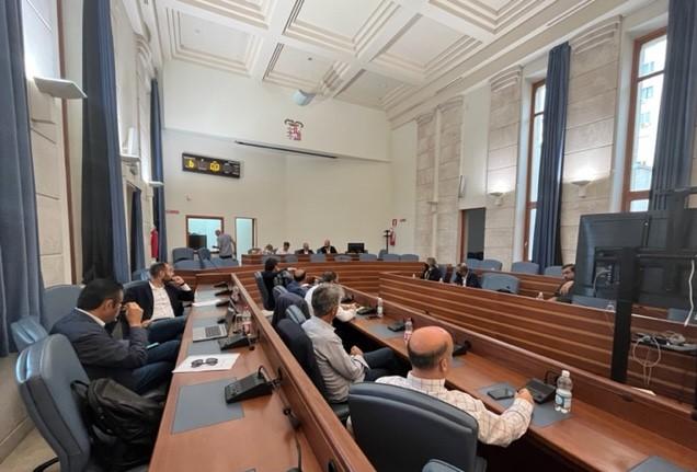 Una seduta del Consiglio Metropolitano nella sala Ex Cappella