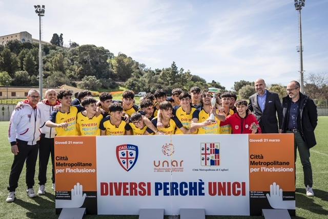 Gli studenti del Convitto, vincitori del torneo, con il sindaco metropolitano Paolo Truzzu e il presidente del Cagliari Calcio Tommaso Giulini