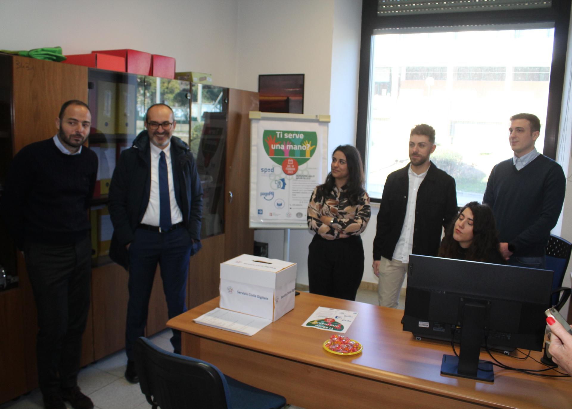 Da sinistra, il consigliere metropolitano delegato alla Pianificazione Umberto Ticca, il sindaco Paolo Truzzu e i quattro facilitatori digitali durante l'inaugurazione dello Sportello