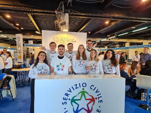 Una foto di gruppo dei giovani volontari nello stand Dipartimento per le Politiche Giovanili e il Servizio Civile Universale a OrientaSardegna 2023