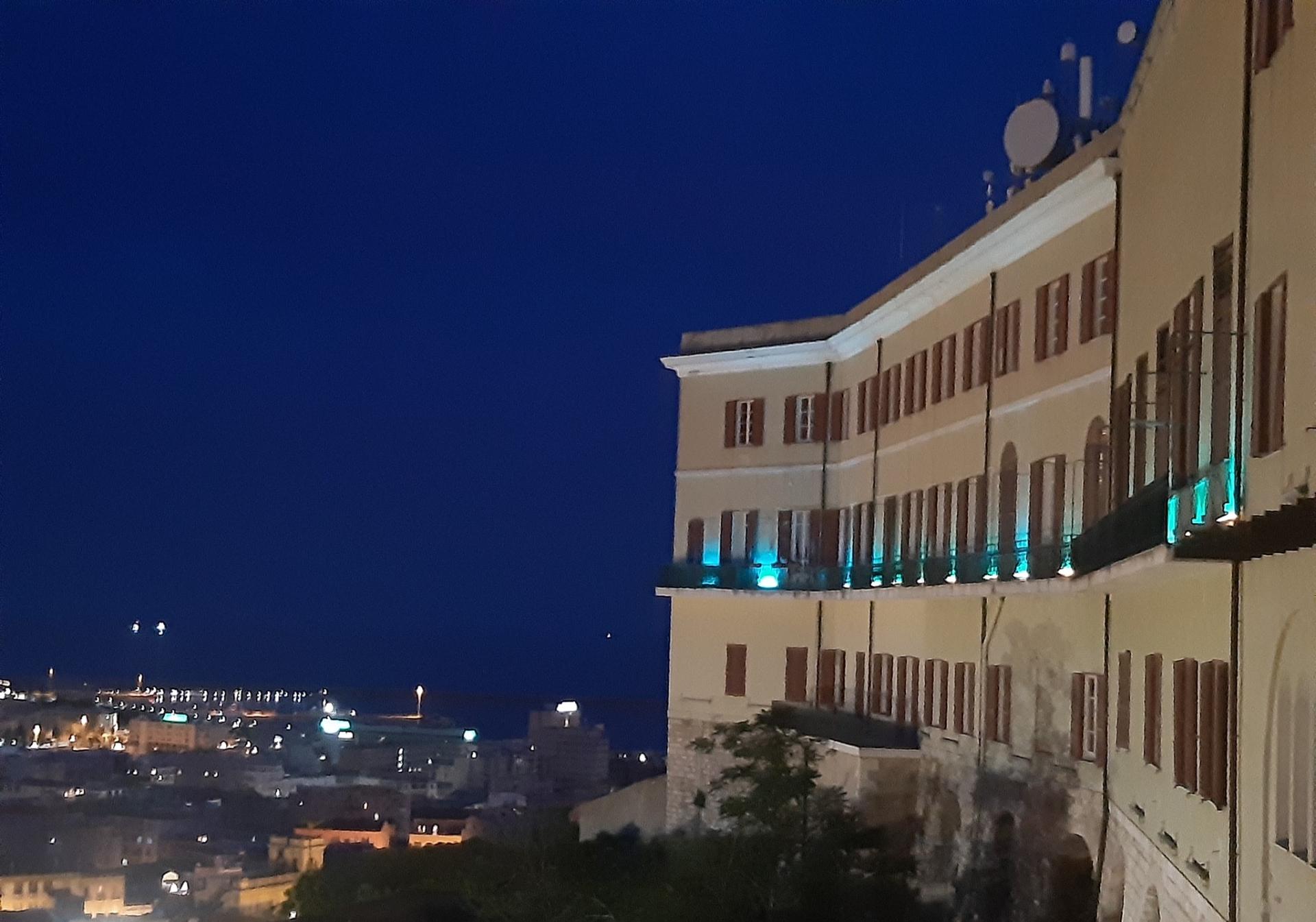 Il Palazzo Regio di Cagliari illuminato di blu