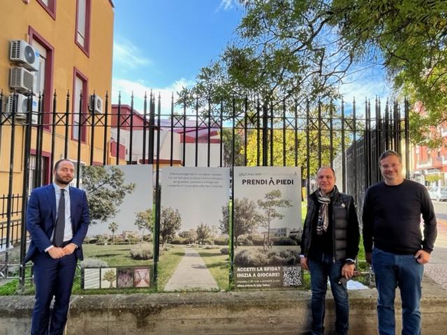 I pannelli installati in piazza Cellarium Piazza Cellarium a Selargius. Da sinistra, il delegato alla Pianificazione Umberto Ticca, il sindaco di Selargius Gigi Concui e il professor Ivan Blecic