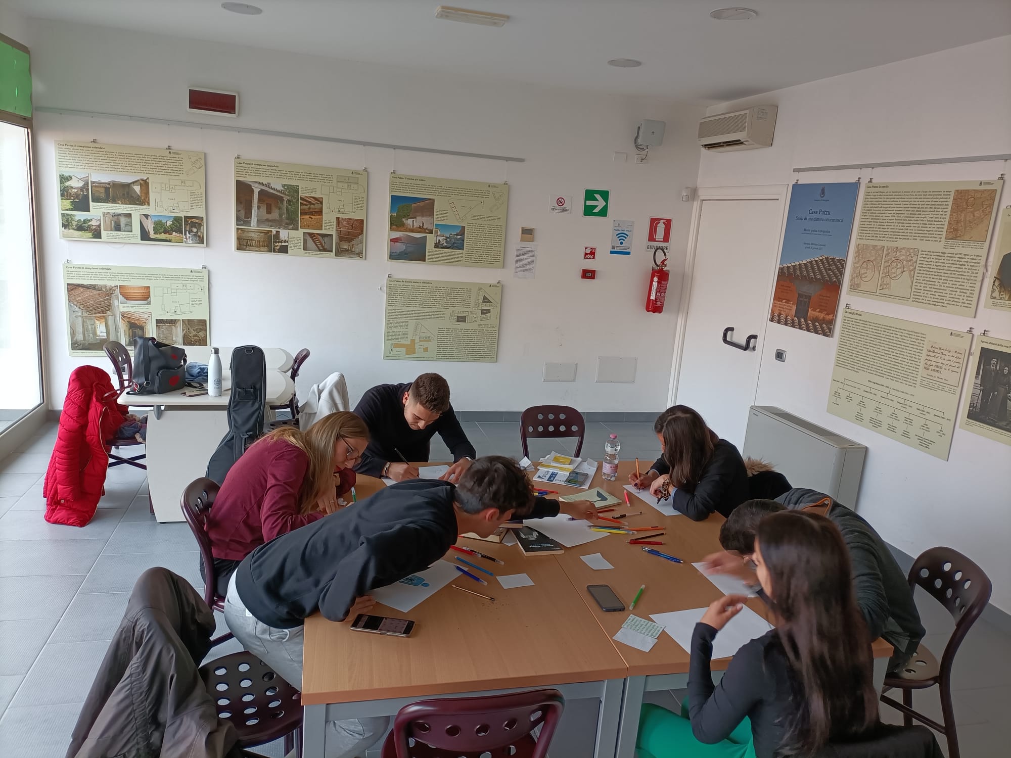 Un gruppo di allievi durante un laboratorio