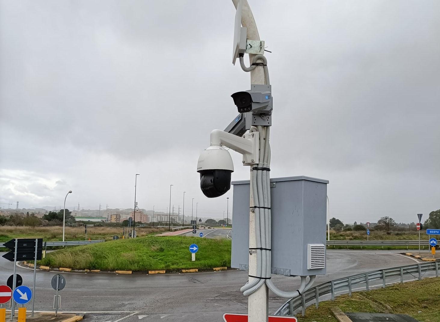 Una delle telecamere installate in prossimità di un incrocio stradale
