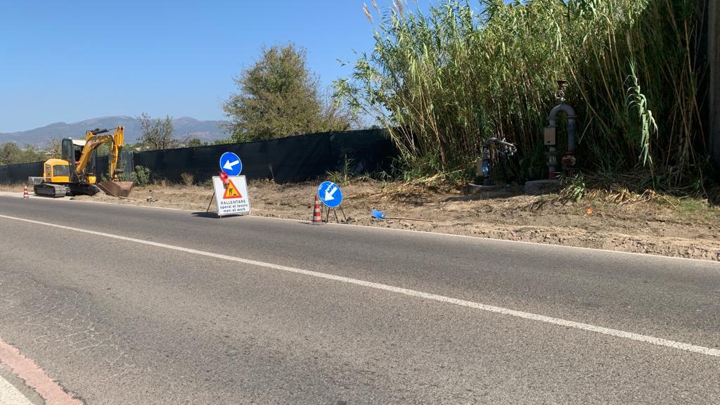 Cartelli stradali indicano il cantiere sulla SP 15