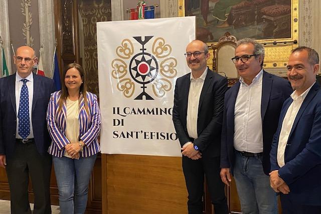 I sindaci dei comuni coinvolti e il logo del Cammino di Sant'Efisio