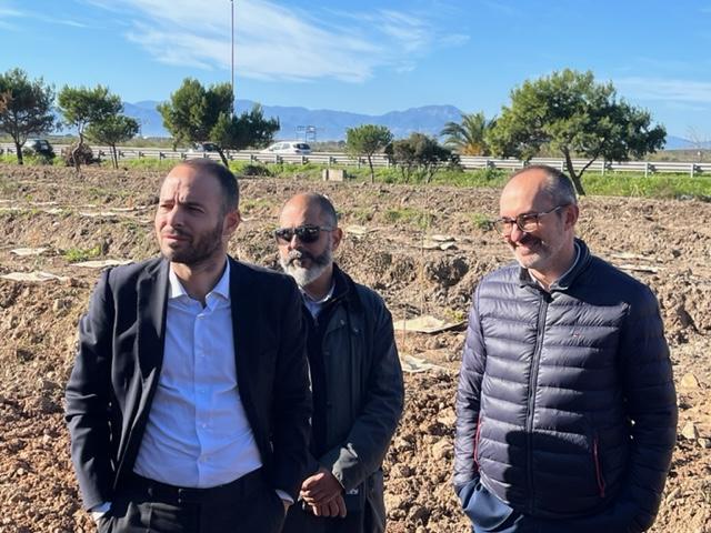 Da sinistra, il consigliere metropolitano delegato alla Pianificazione Umberto Ticca, il direttore generale della Città Metropolitana Stefano Mameli e il sindaco Paolo Truzzu sul sito dell'intervento