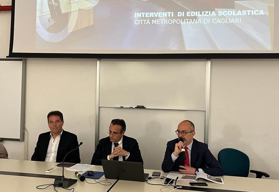 Da destra, il sindaco metropolitano Paolo Truzzu, il consigliere delegato all'Edilizia Scolastica Alessandro Balletto e il dirigente del settore Edilizia Scolastica Andrea Loi