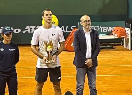 Il sindaco metropolitano e di Cagliari Paolo Truzzu e Laslo Djere durante la consegna del Premio Fair Play della Città Metropolitana di Cagliari