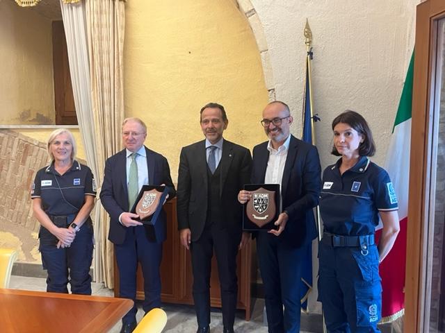 Al centro, da sinistra, il prefetto Gianfranco Tomao, il dg Marcello Minenna e il sindaco Paolo Truzzu con due agenti dell'Agenzia delle Dogane