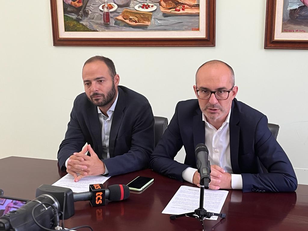 Il sindaco metropolitano e di Cagliari Paolo Truzzu (a destra) e il consigliere metropolitano delegato alla Pianificazione Umberto Ticca durante la presentazione del Servizio Civile Digitale