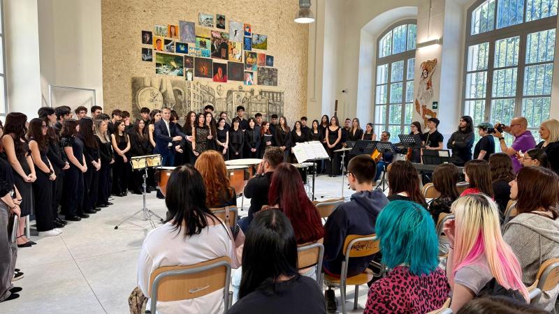 Il sindaco Metropolitano Massimo Zedda durante l'incontro con gli studenti del Liceo Artistico e Musicale "Foiso Fois"