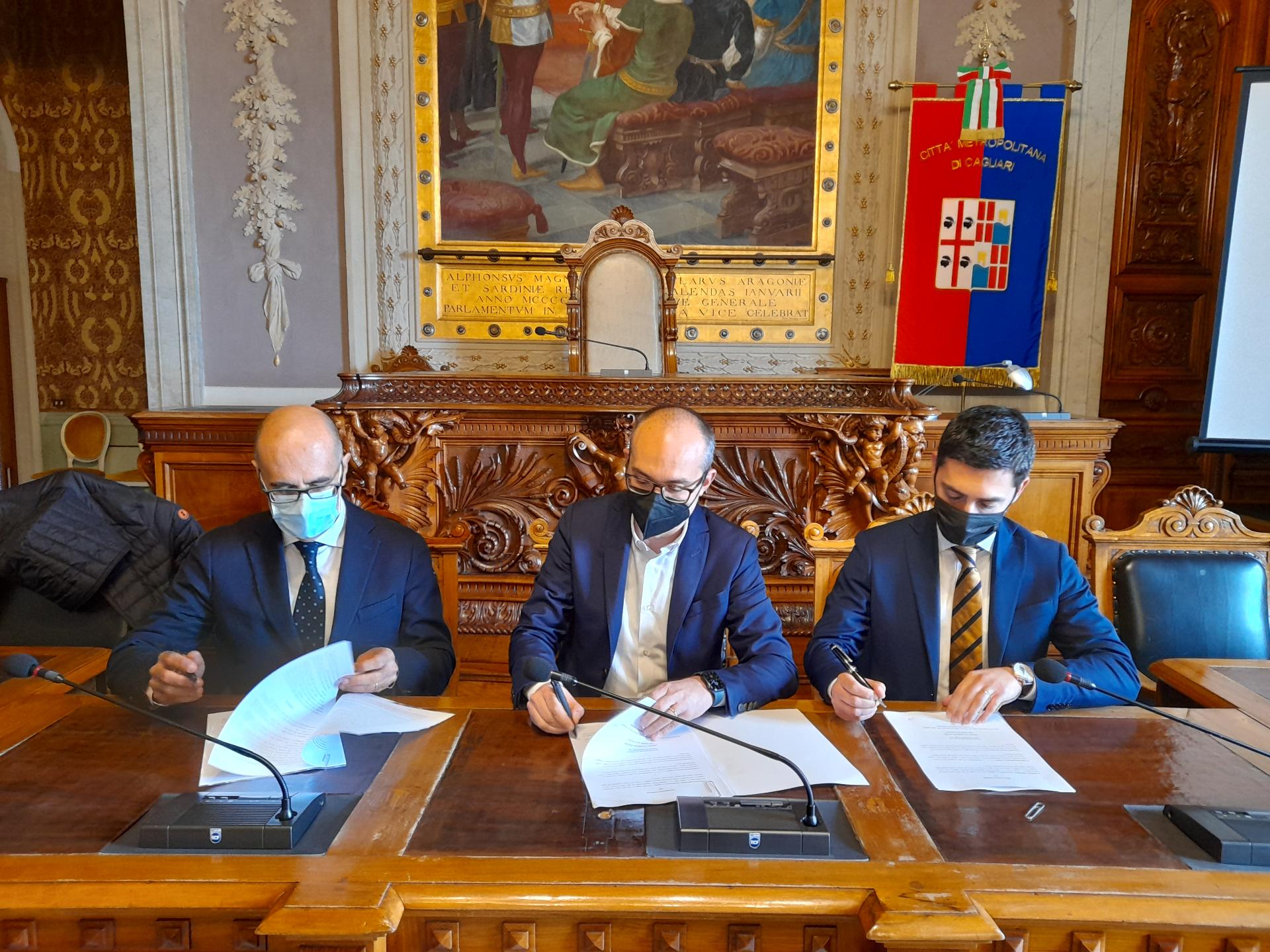 Da sinistra, il direttore della Casa Circondariale di Uta Marco Porcu, il sindaco metropolitano Paolo Truzzu e l'amministratore unico di Proservice Spa Carlo Poddesu firmano il protocollo d'intesa a Palazzo Regio (foto CMdCA)