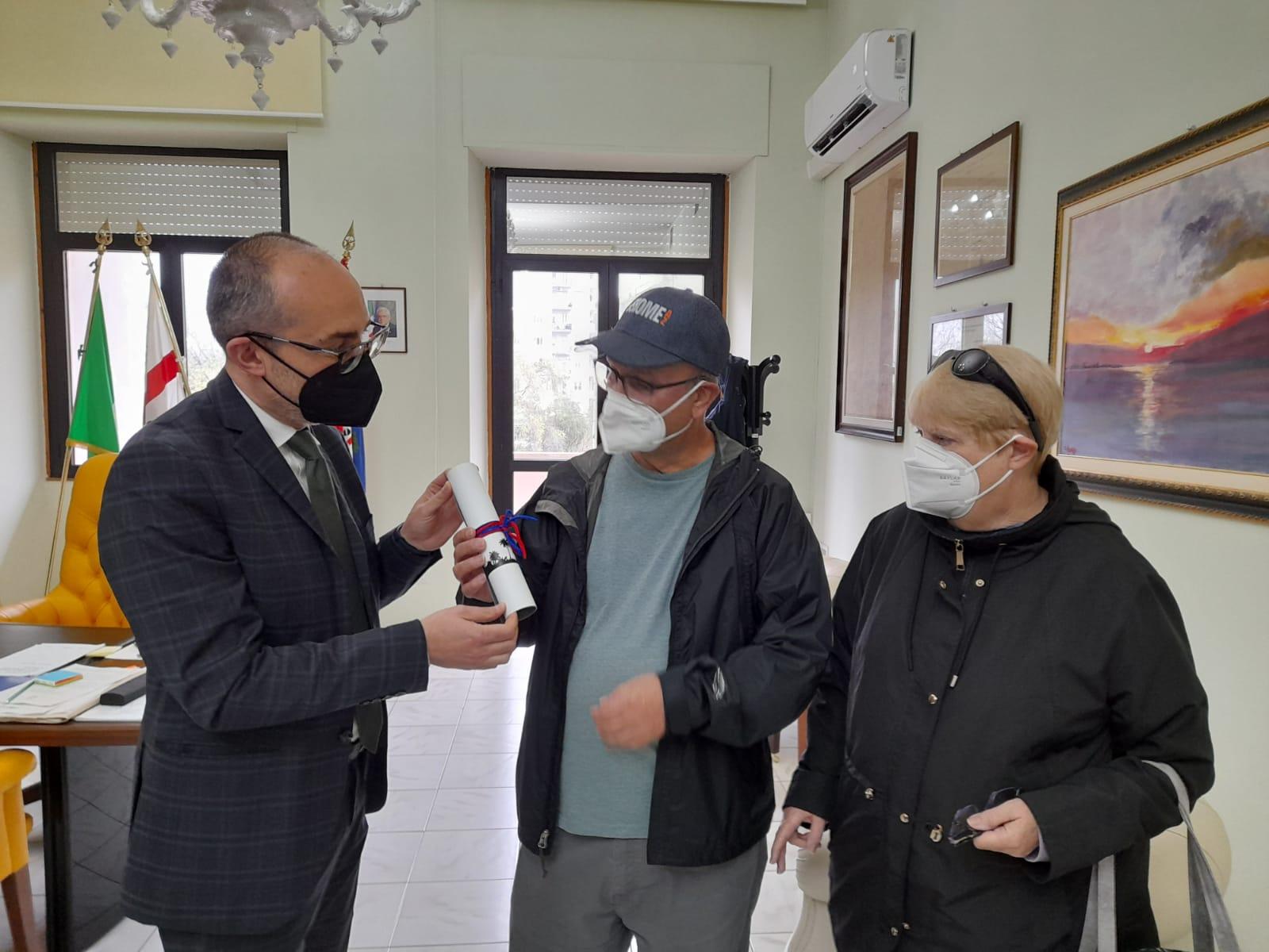 Da sinistra, il sindaco Paolo Truzzu, Robert Mckinnon e sua moglie Shanna negli uffici della Città Metropolitana di Cagliari