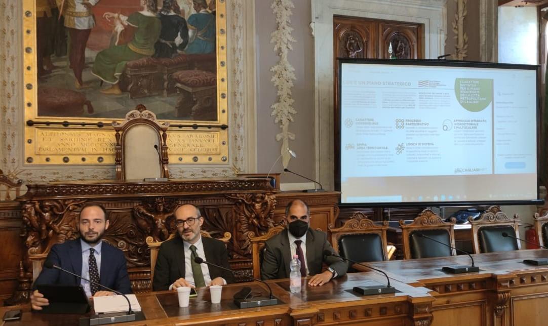 Da destra, il direttore generale della Città Metropolitana di Cagliari Stefano Mameli, il sindaco Paolo Truzzu e il consigliere delegato alla Pianificazione Umberto Ticca