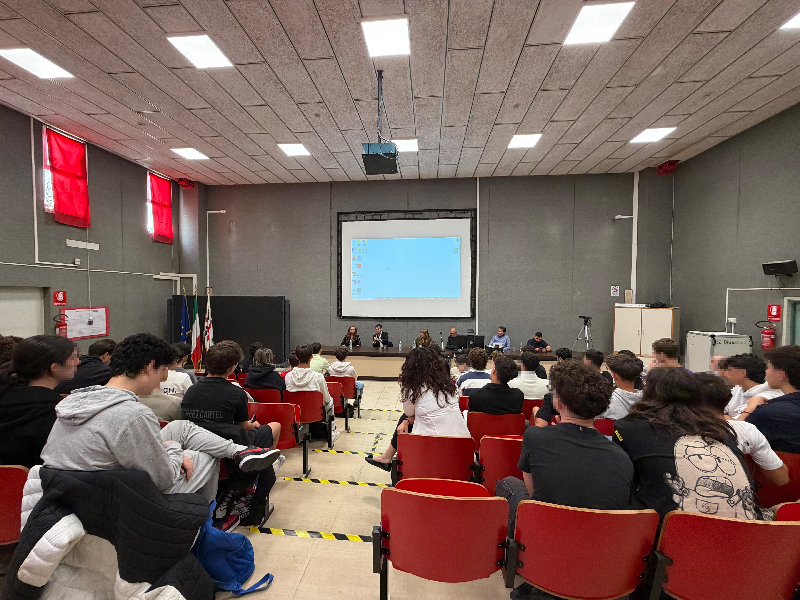 Da sinistra: la consigliera delegata Caterina Argiolas, il sindaco metropolitano Massimo Zedda, la dirigente scolastica Maria Romina Lai, i dirigenti Bruno Orr&ugrave; e Andrea Loi, il consigliere delegato Isacco Fanni